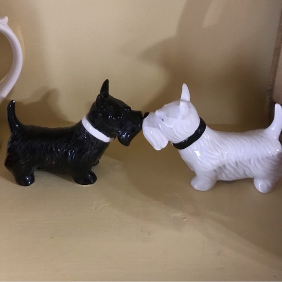 Scottie dogs Kissing dog salt and pepper shakers Black and white - Picture 7 of 10